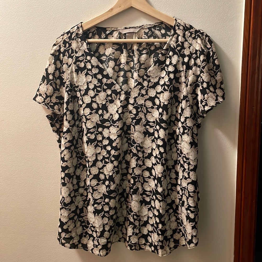 ✨SALE✨ Neutral floral short sleeve H&M blouse
